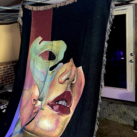 Handmade Femme Fatale throw blanket with fringes - Picture 1 of 5